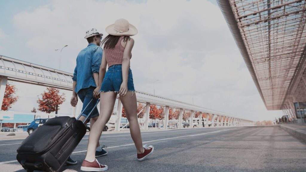 pareja llegando al aeropuerto, tranquila porque tiene su seguro schengen de intermundial contratado
